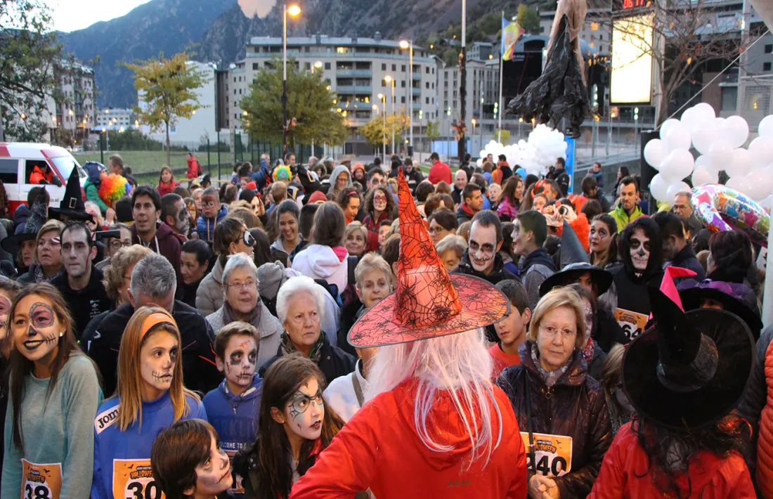 Més de 350 persones participen en la cursa 1.609 metres de Halloween