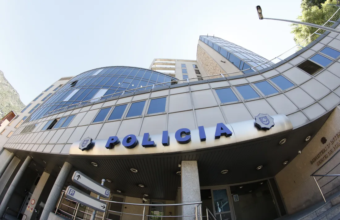 Detinguda per trencar la porta i entrar al pis de la seva exparella 