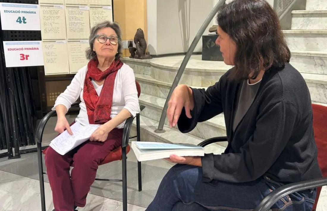 Pilar Betriu, durant un dels actes de presentació del llibre, conversa amb Pilar Aláez. 