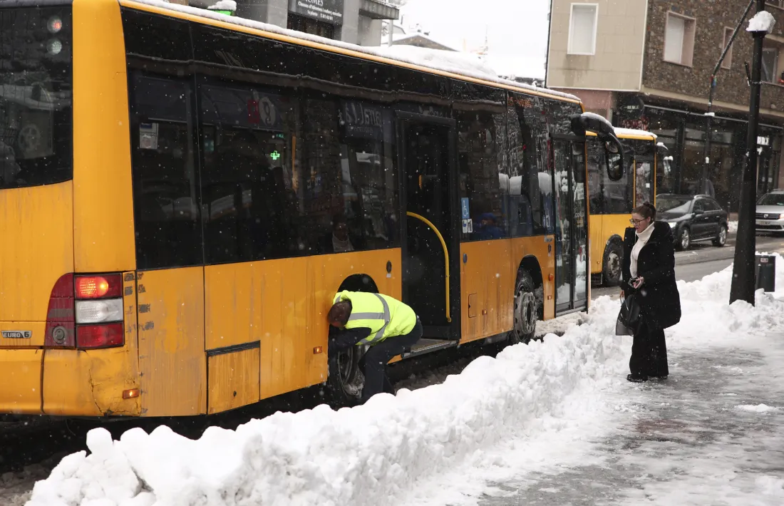 Els autobusos van necessitar cadenes unes hores a la parròquia de la Massana.
