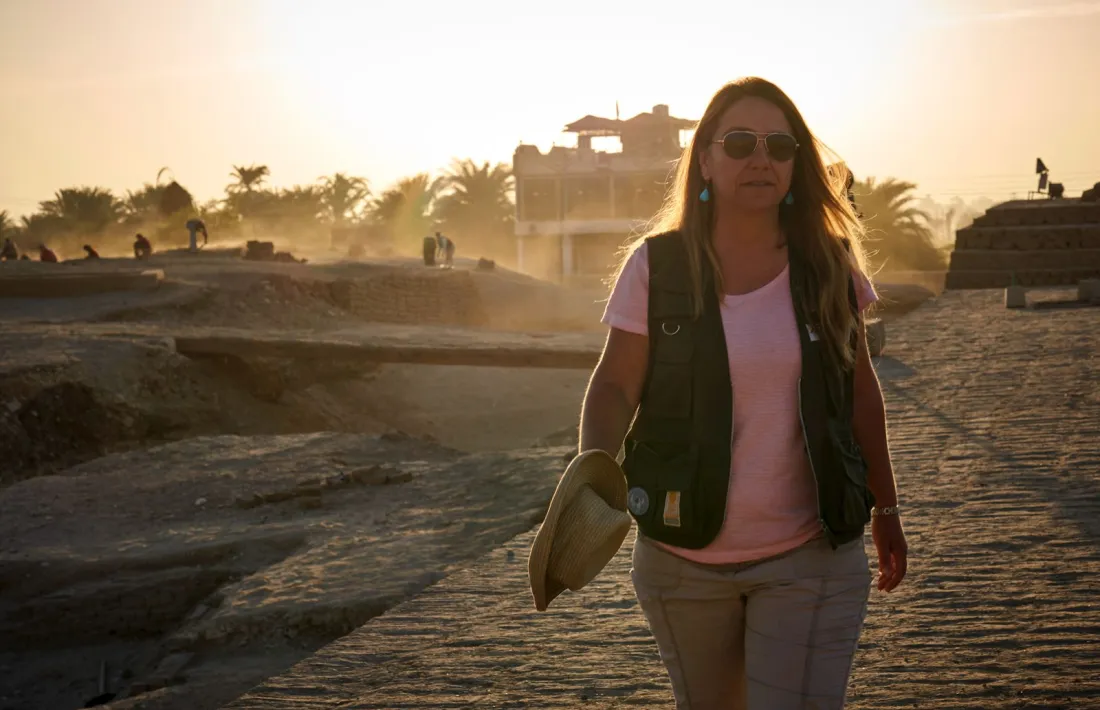 L'egiptòloga sevillana, davant del mur perimetral del temple de Tutmosis III a Luxor.