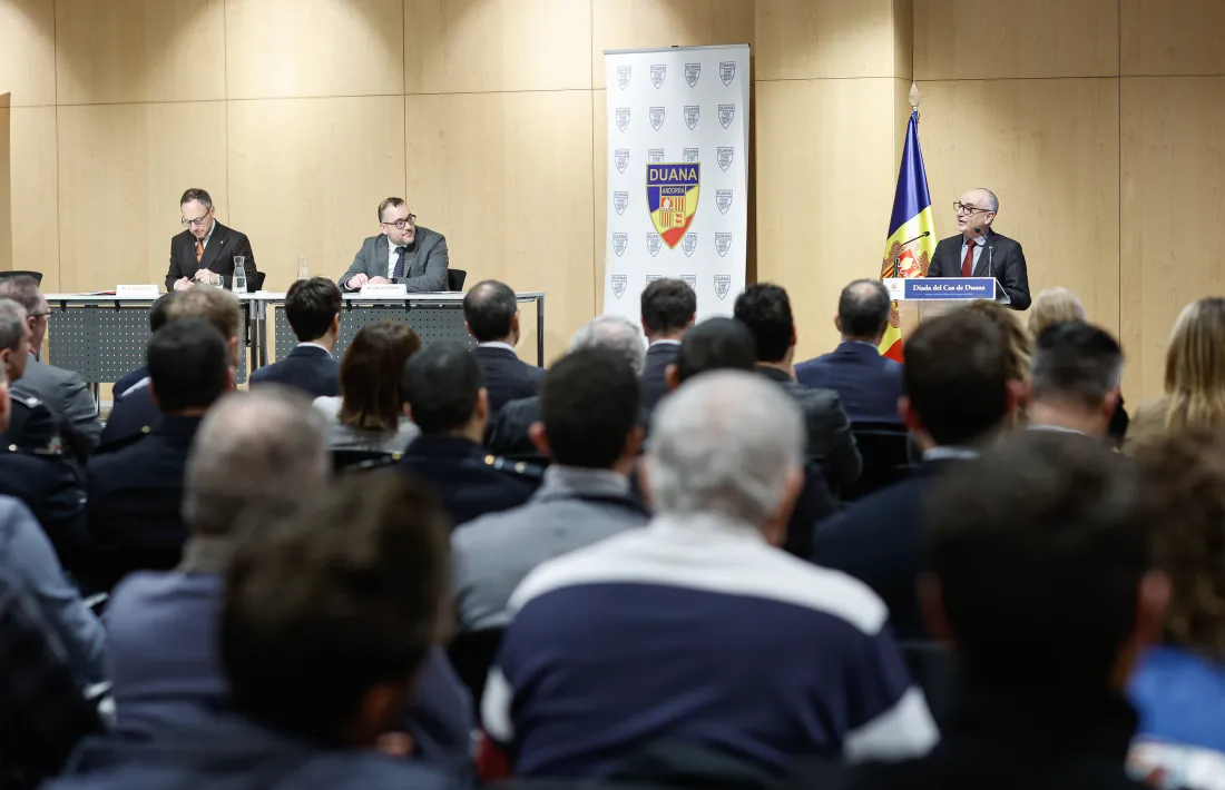 El ministre Lladós es dirigeix al públic en el Dia de la Duana, en el que també hi participen Espot i Ferreira.