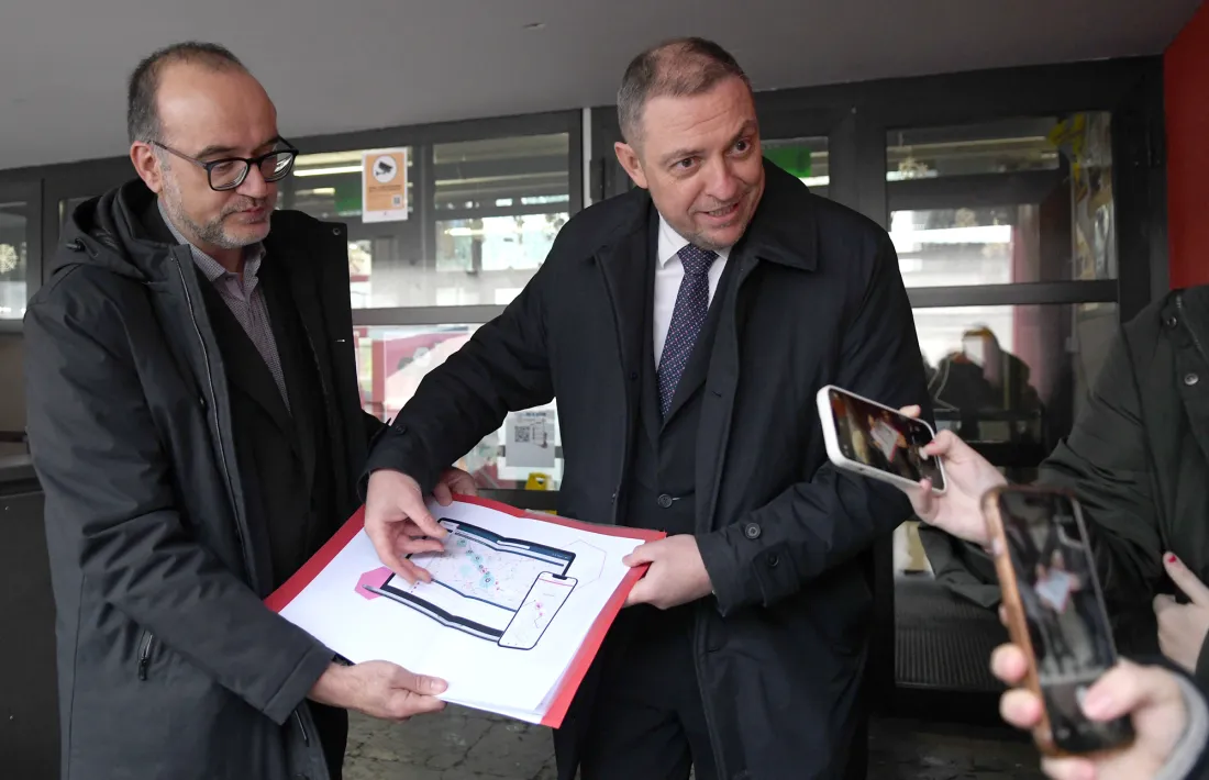 Maluquer i Bardina mostrant una captura del recorregut que mostrarà l'app.