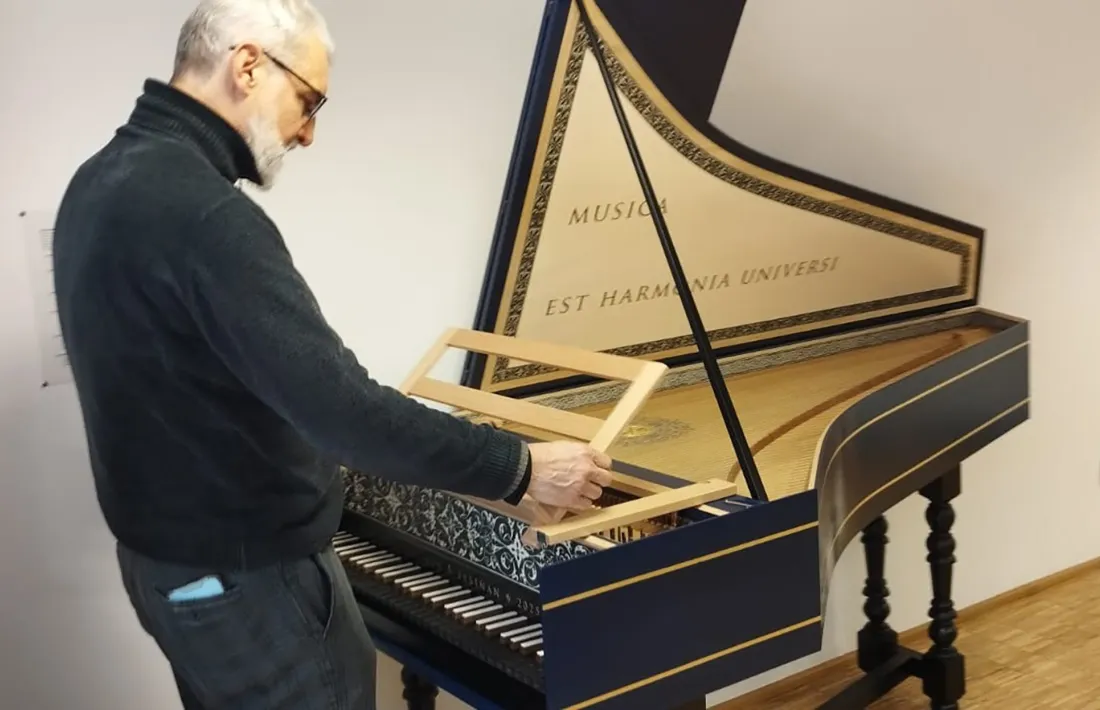 Ribas arma el clavicèmbal de Crijnen a l'aula d'instruments històrics.
