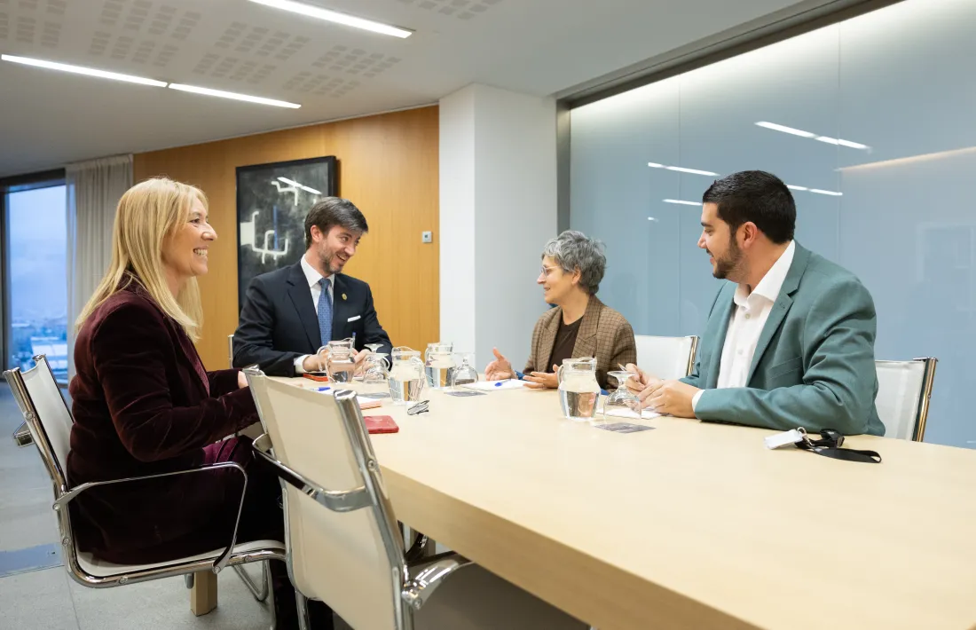 Carles Ensenyat i Sandra Codina durant la reunió amb la presidenta i president suplent del grup socialdemòcrata, Susanna Vela i Pere Baró.
