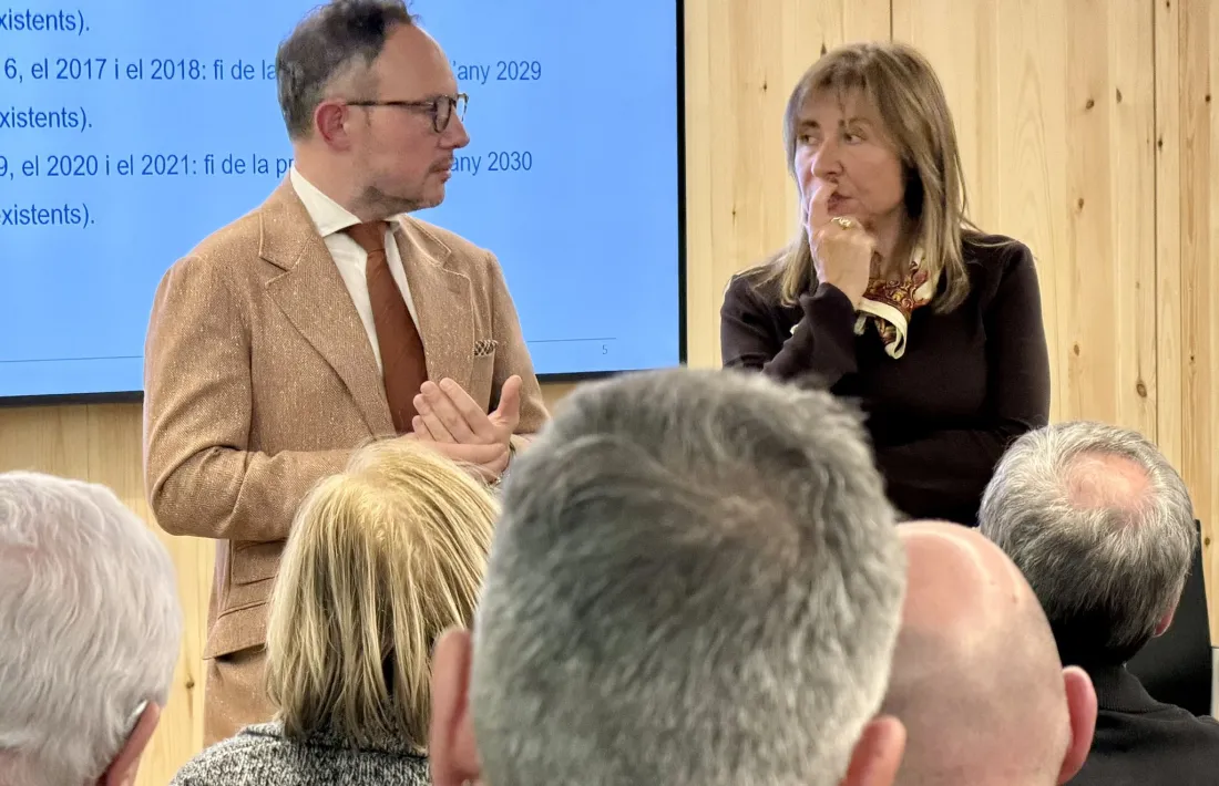 El cap de Govern, Xavier Espot, i la ministra d’Habitatge, Conxita Marsol, durant la reunió amb els propietaris celebrada dimarts a Canillo.