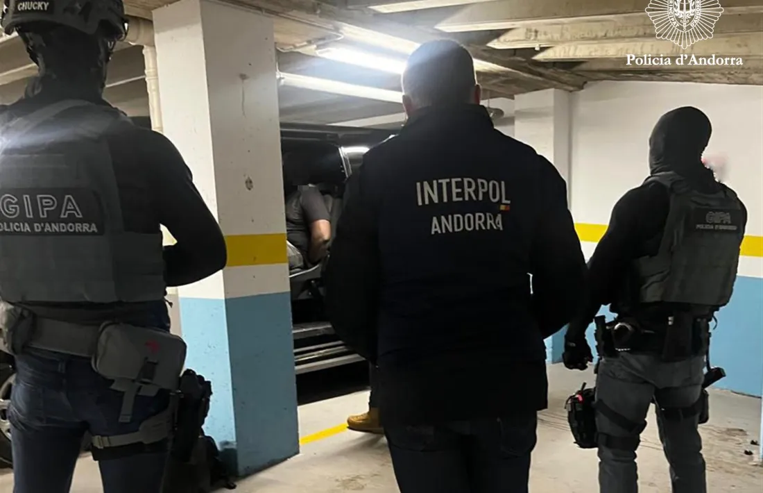 Agents del GIPA i d'Interpol Andorra en el moment de la detenció dels fugitius buscats per França. 