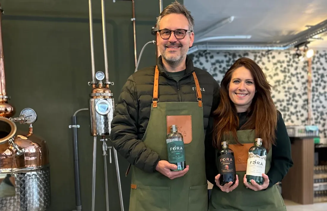 La Soraya i el John a la destil·leria Fora, a La Cortinada