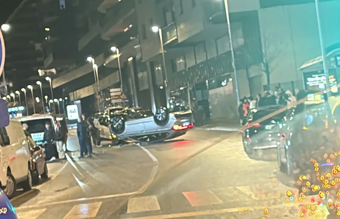 El vehicle accidentat després de bolcar.