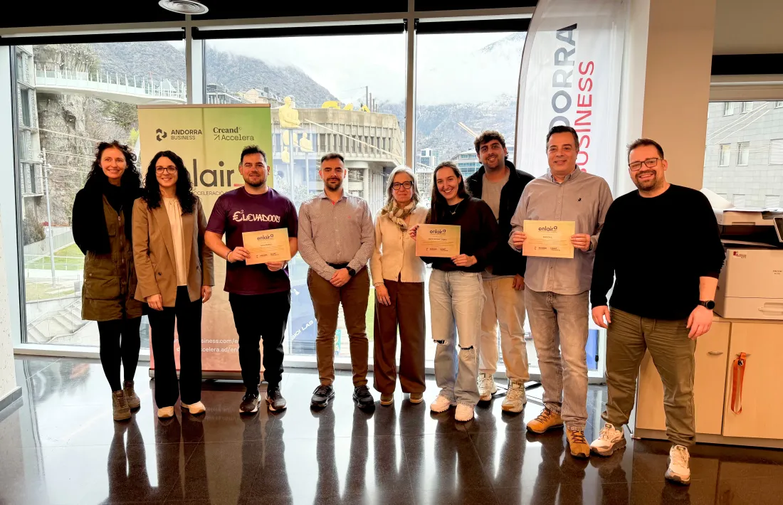 Els participants de la primera edició d'Enlaira amb els responsables del programa.