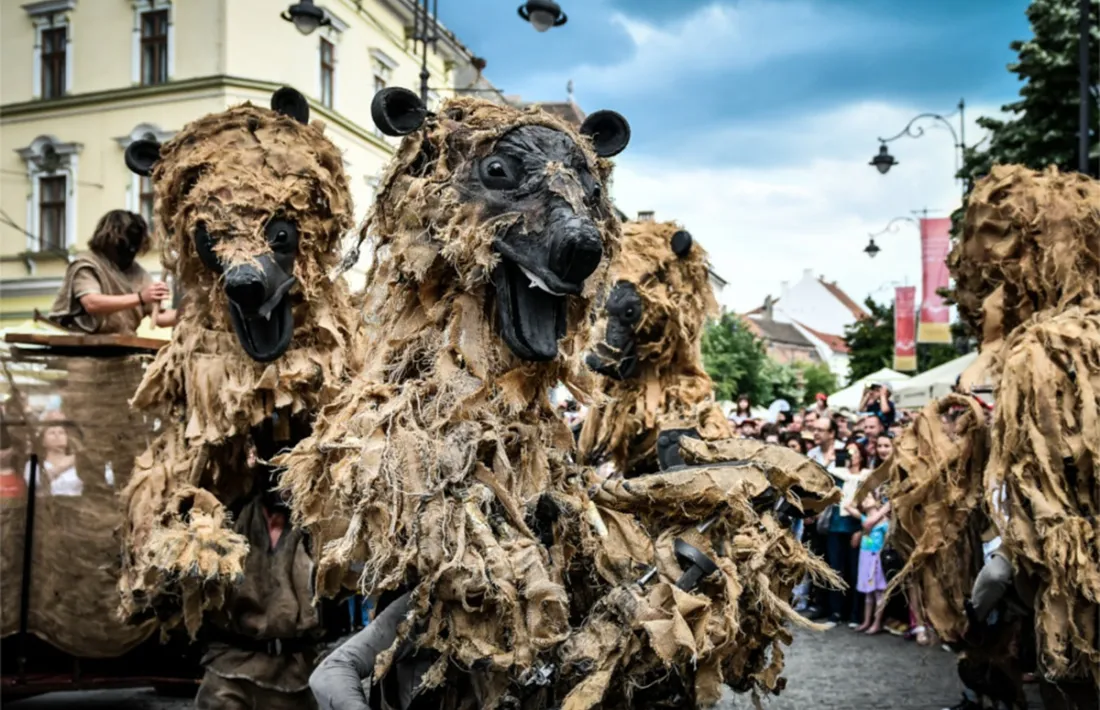L'espectacle 'Ossos del Pirineu', de Tutatis Produccions, animarà l'ambient abans del Ball de l'Ossa.