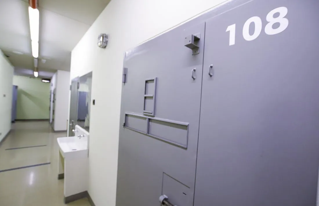 La porta d’una cel·la del centre penitenciari de la Comella.