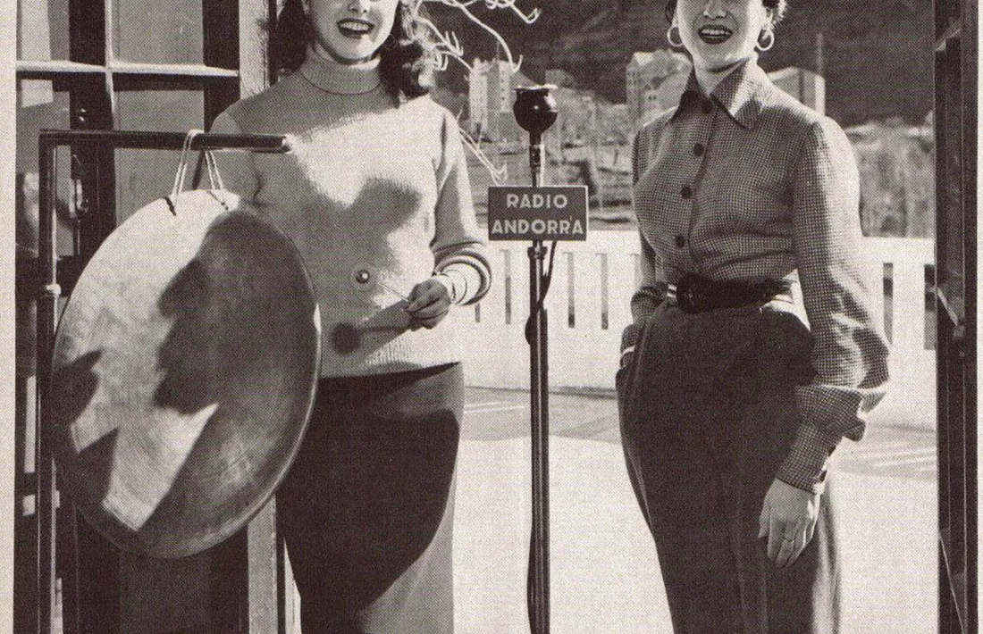 Lydia Linares i Carmen del Monte, als estudis del roc de les Anelletes, cap al 1955.