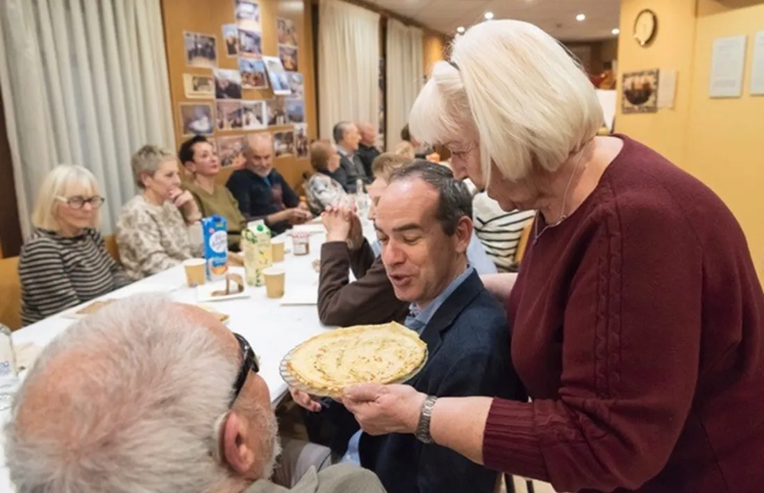 Alcobé també ha berenat creps amb els padrins de la parròquia per celebrar la Candelera.