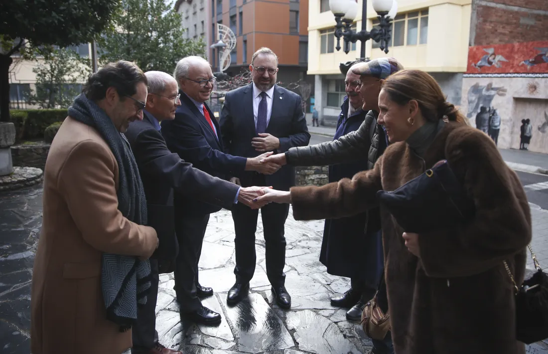 Les autoritats assistents a l'acte inaugural se saluden en presència del rector de l'UdA, Juli Minoves.
