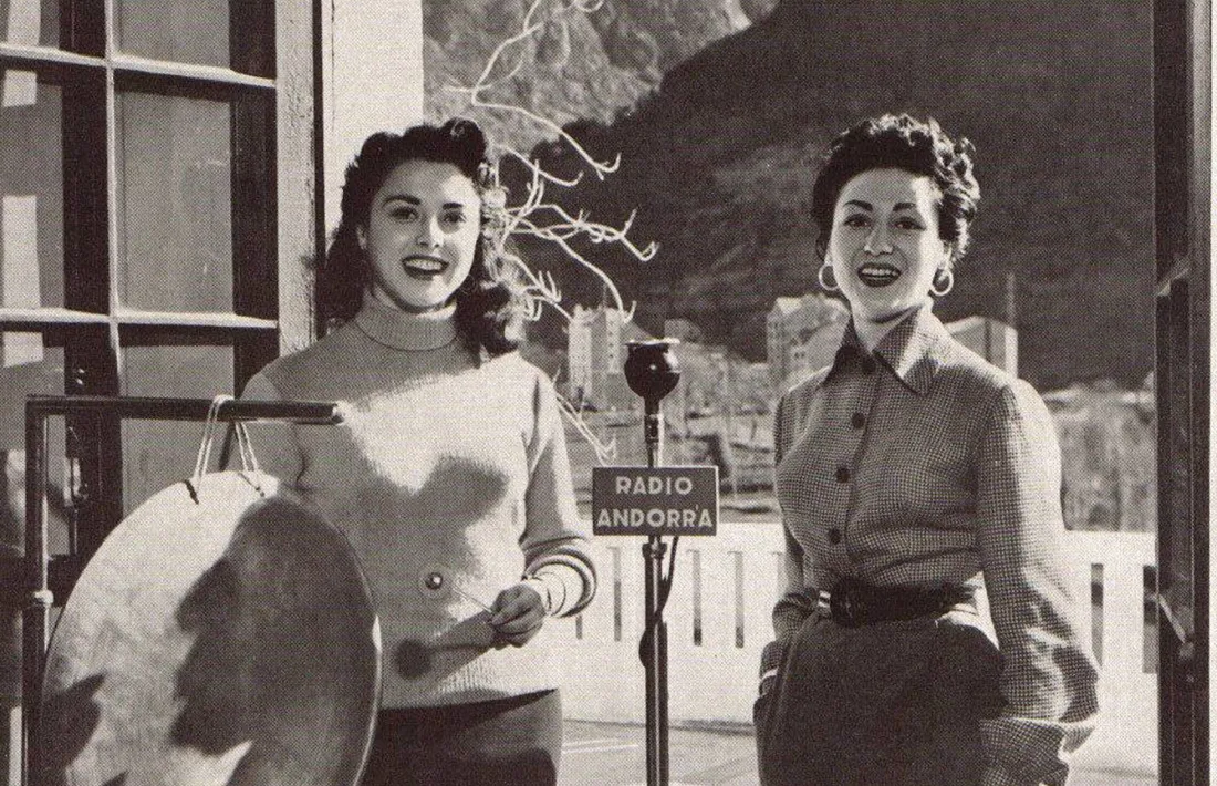 Lydia Linares i Carmen del Monte, als estudis del roc de les Anelletes, cap al 1955. Bondia