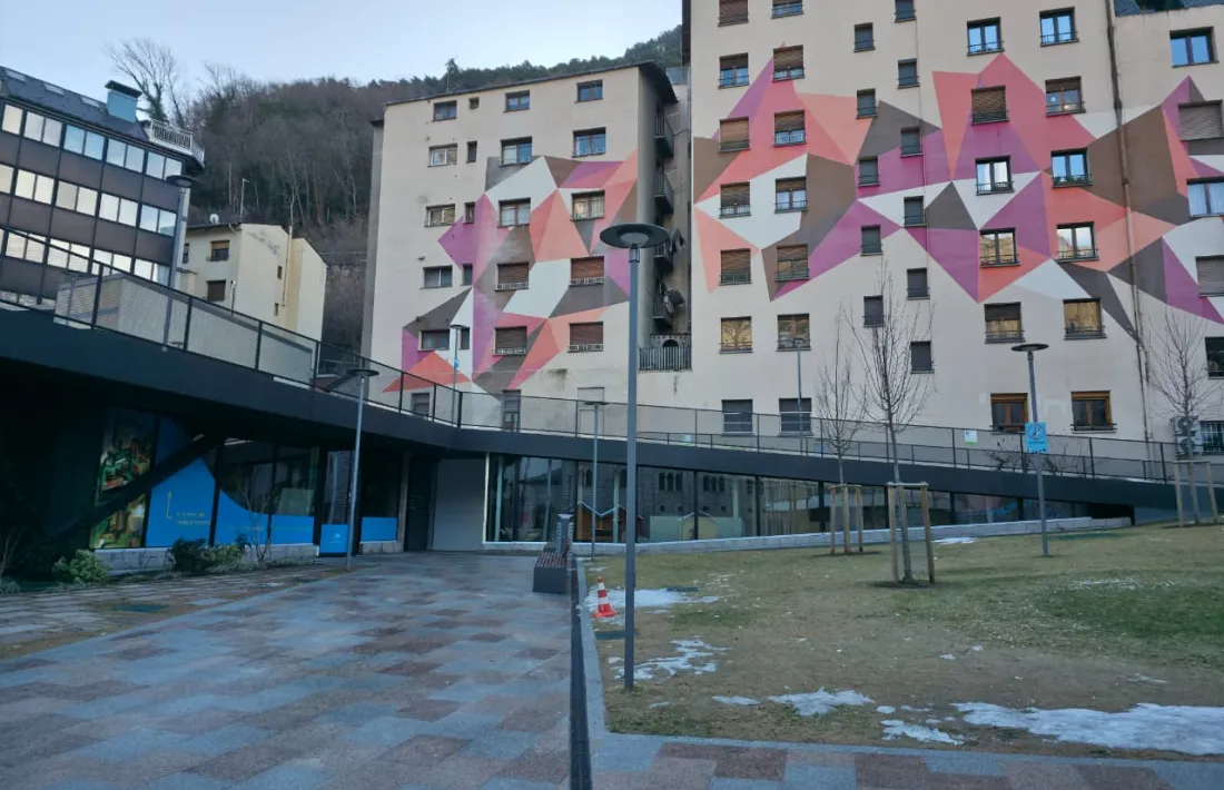 Els dos nous locals, al fons.