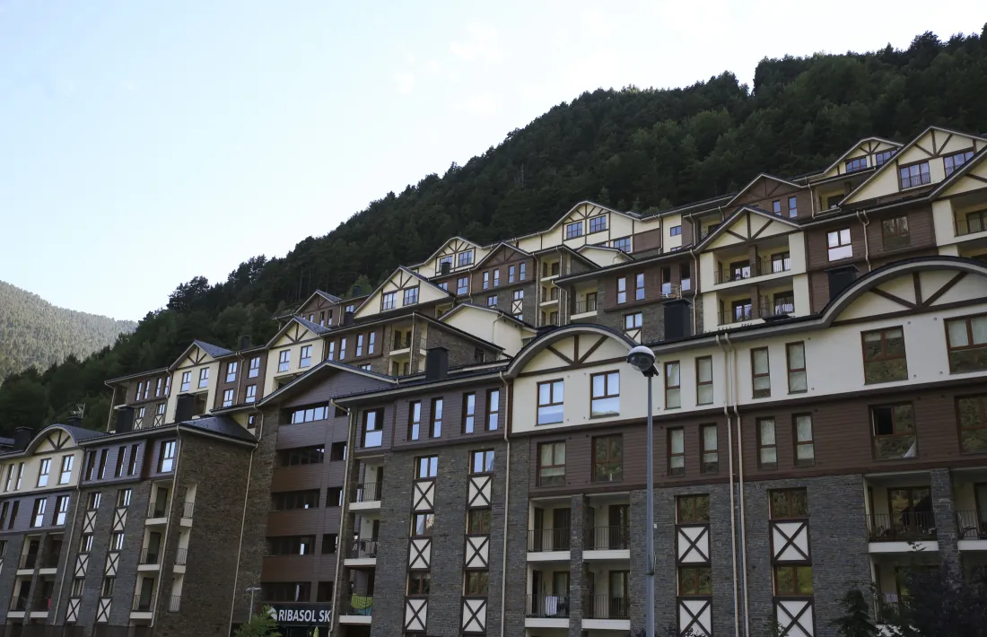 L'edifici de Ribasol, a Arinsal.