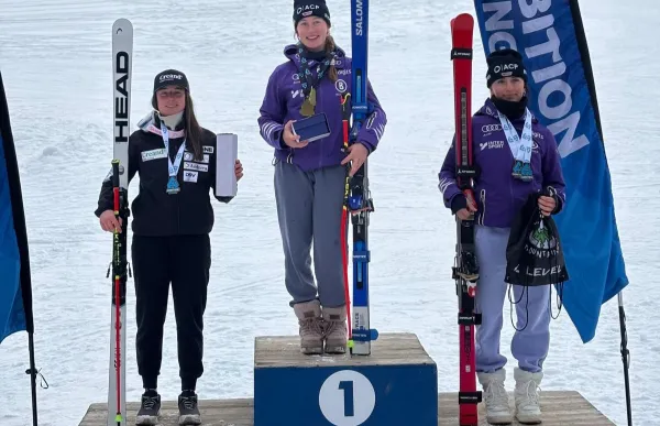 p. 29 Íria Medina, a un dels podis dels dos que ha assolit aquest dimecres a Hnterreit foto fae