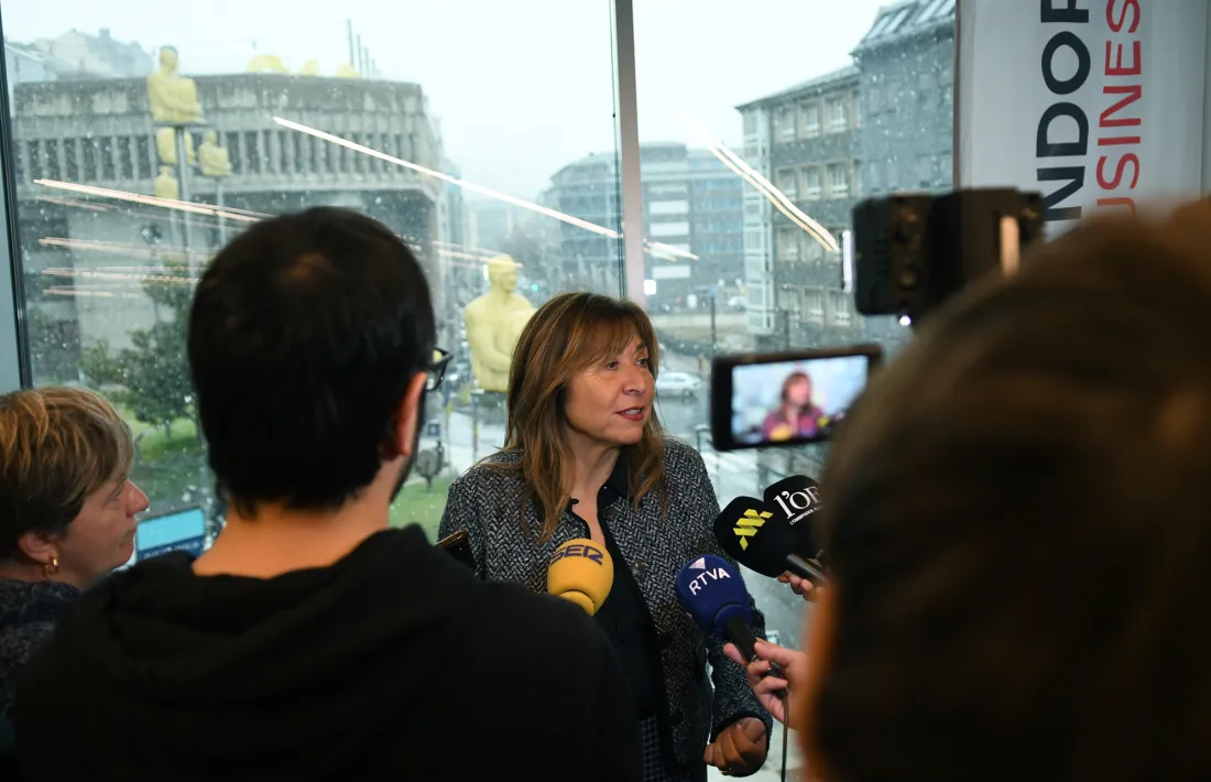 La ministra Marsol atenent els mitjans de comunicació, aquest matí.