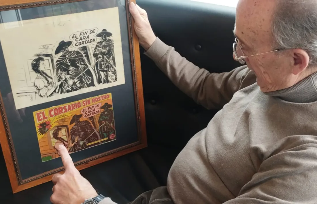 Joan Pieras mostra la portada de 'El Corsario'.