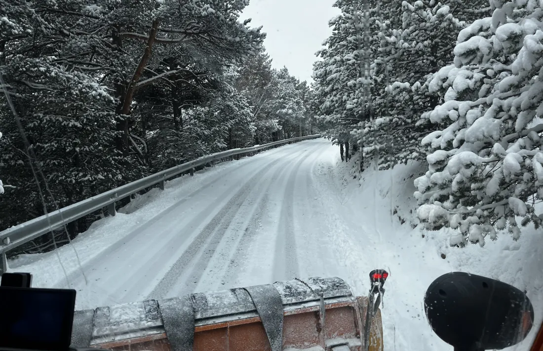 Una llevaneus treballant en una carretera massanenca.