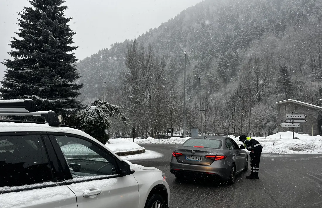 Un agent de circulació fent un control d'equipaments.