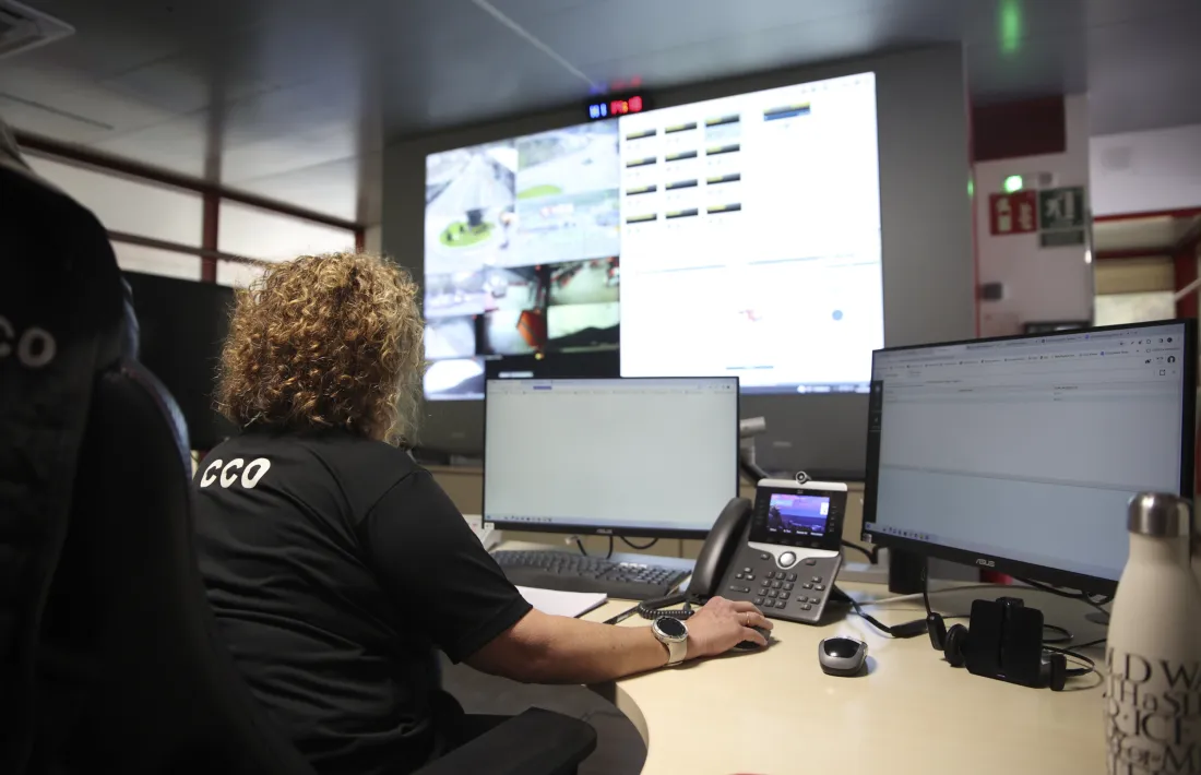 El centre de control d’operacions de bombers, on es responen les trucades al 112 i al 118.