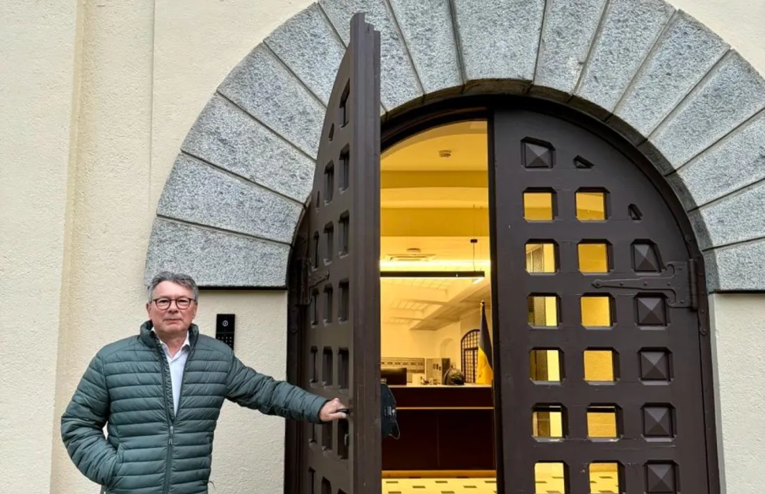 Athiel, a l'entrada principal de Radio Andorra, al roc del Puy encampadà.