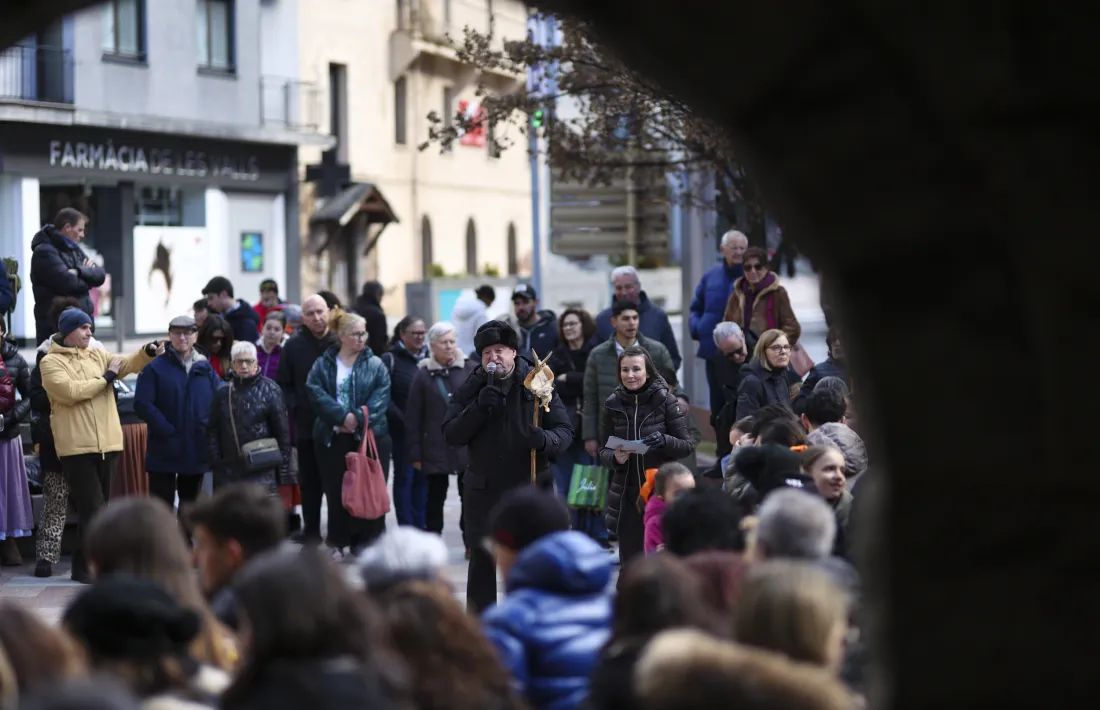 Els encants es van celebrar a la plaça de l'Esglèsia. Al mig, amb el micròfon, Antoni Vidal.