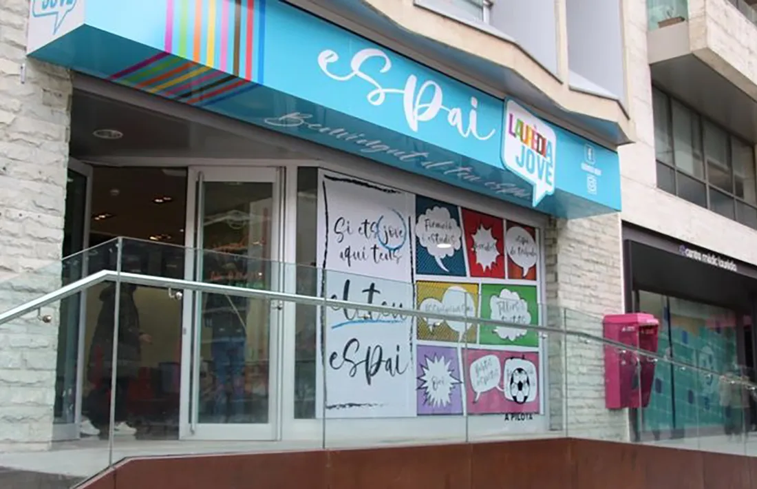 La planta baixa està ocupada per l’Espai Jove Lauredià.