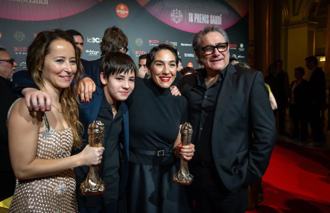 Laia Ateca, a l'esquerra, amb el rei Gaudí que es va endur a la gala de diumenge.