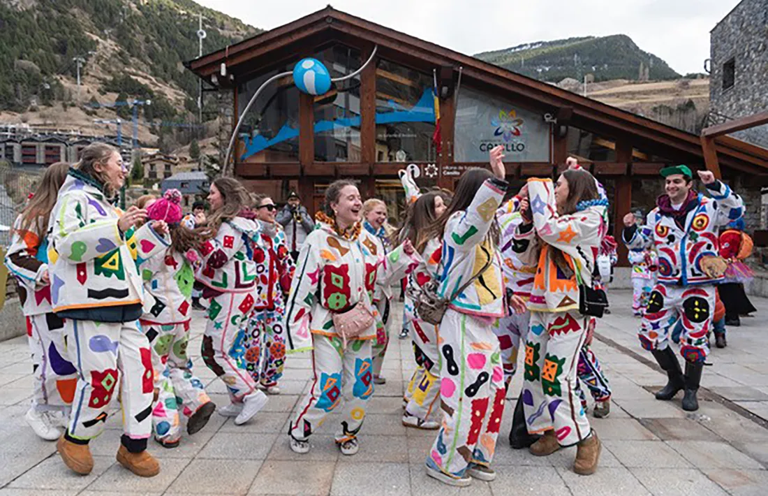 Una edició anterior de la rua dels Arlequins, un dels actes més tradicionals del Carnaval de Canillo.