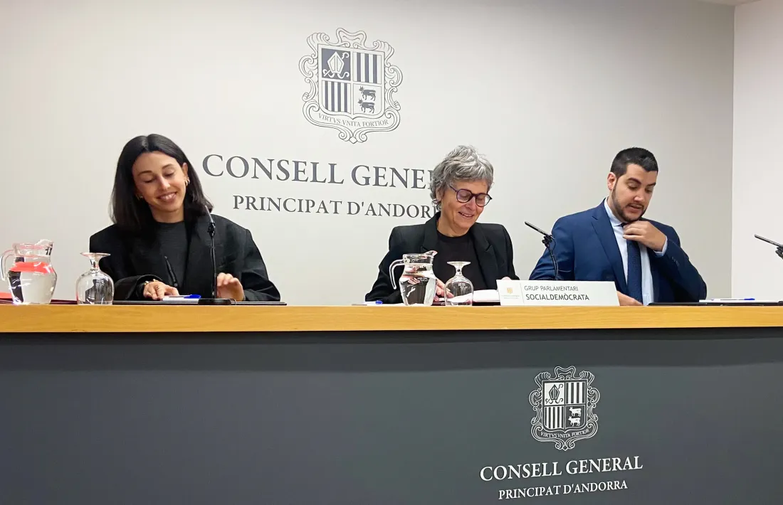 Moliné, Vela i Baró, presentant la proposició de llei del benestar per a les generacions futures.