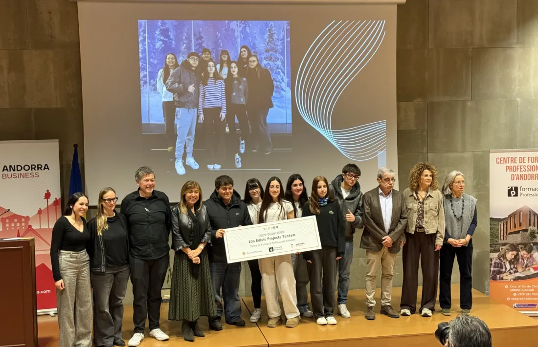 Foto de família dels guanyadors del programa Tàndem i el jurat d'aquesta edició.