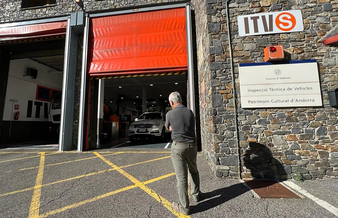 Un usauri esperant que el seu vehicle completi l'ITV.