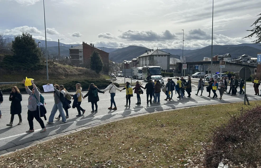Els mestresn, a la rotonda d'entrada a la Seu des d'Andorra. 