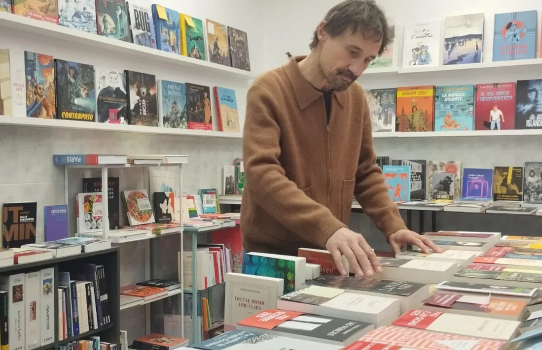 Frédéric Font ordena la marabunta de llibres de la Moby Dick, aprofitant que fa deu dies que no entren novetats