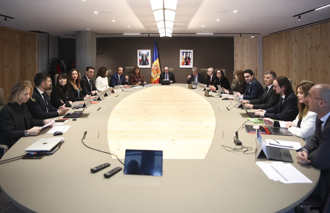 Els mitjans de comunicació han pogut prendre imatges de la renovada sala del Consell de ministres.
