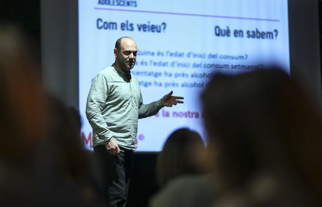 Anton Duró durant la xerrada per a les famílies sobre adolescència i oci nocturn.