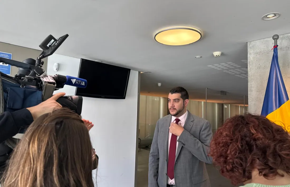 Pere Baró atenent els mitjans de comunicació