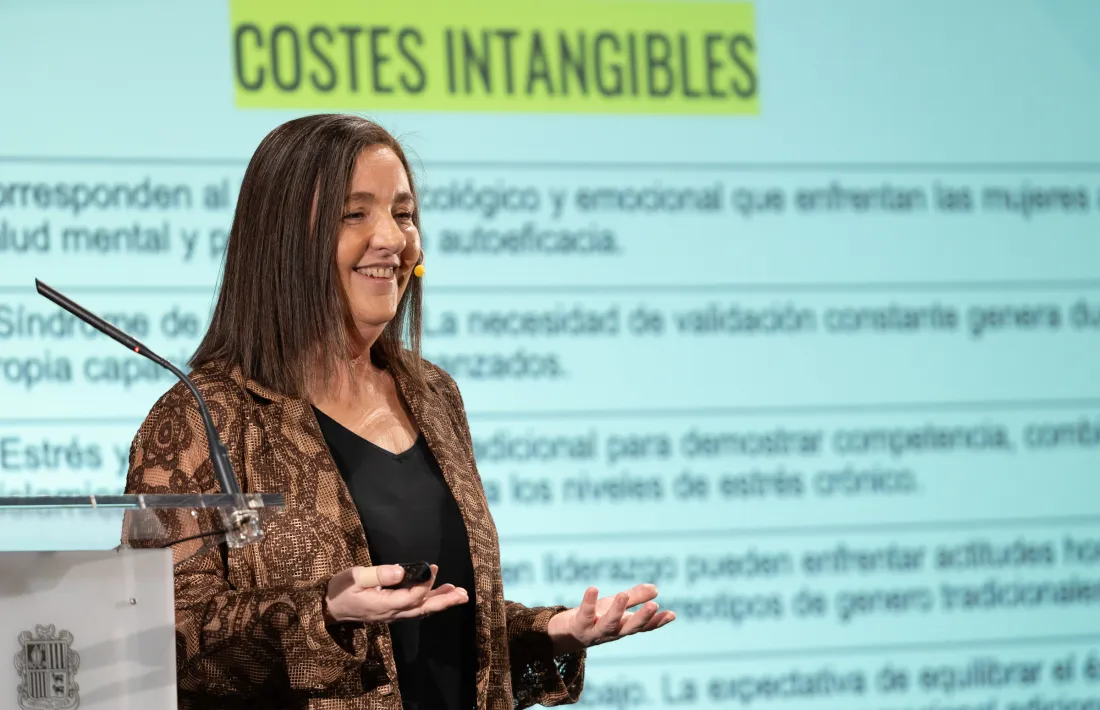  Núria Varela a la conferència d'ahir al vestíbul del Consell General.