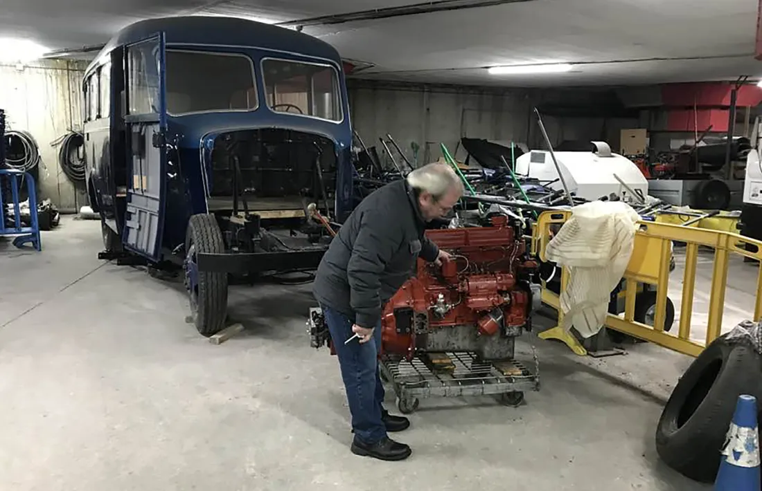 El mecànic Crispí, que li ha tornat la vida al motor del Fargo, examina la seva obra.