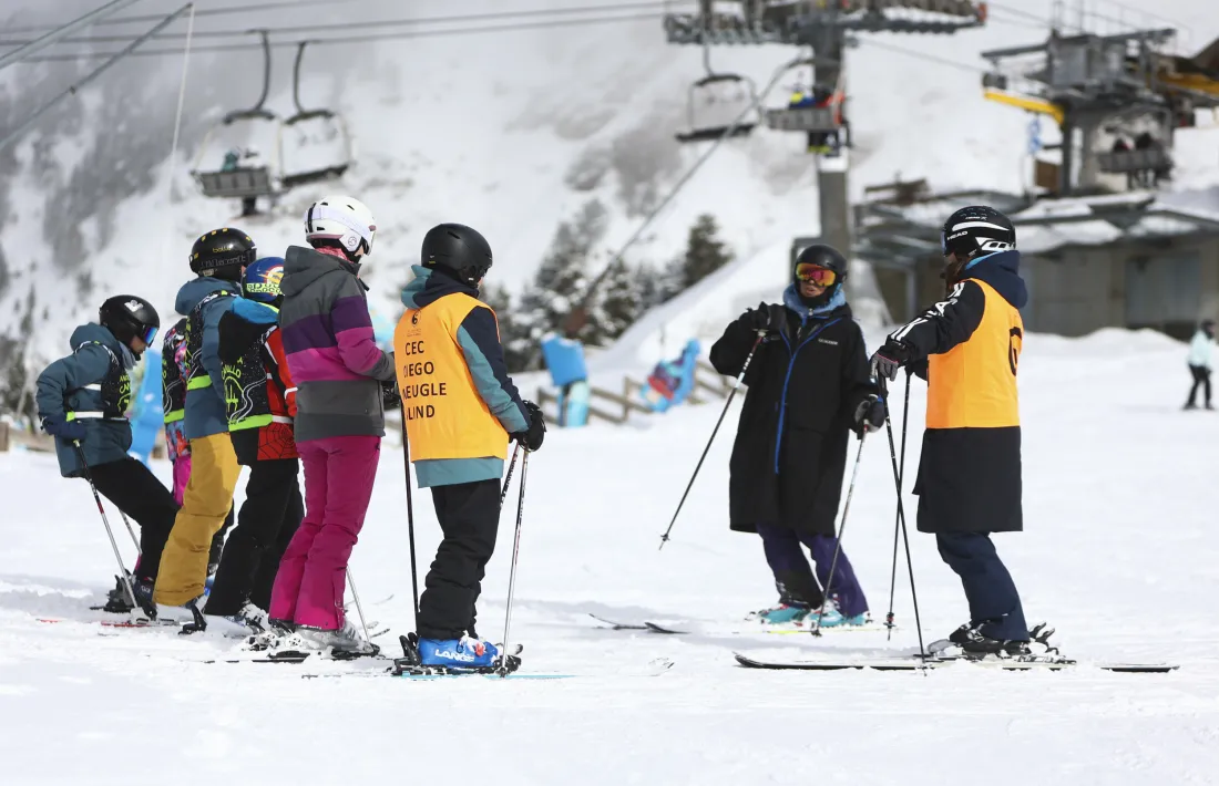 En Marc participa ara de l'esquí escolar com un més de la classe.