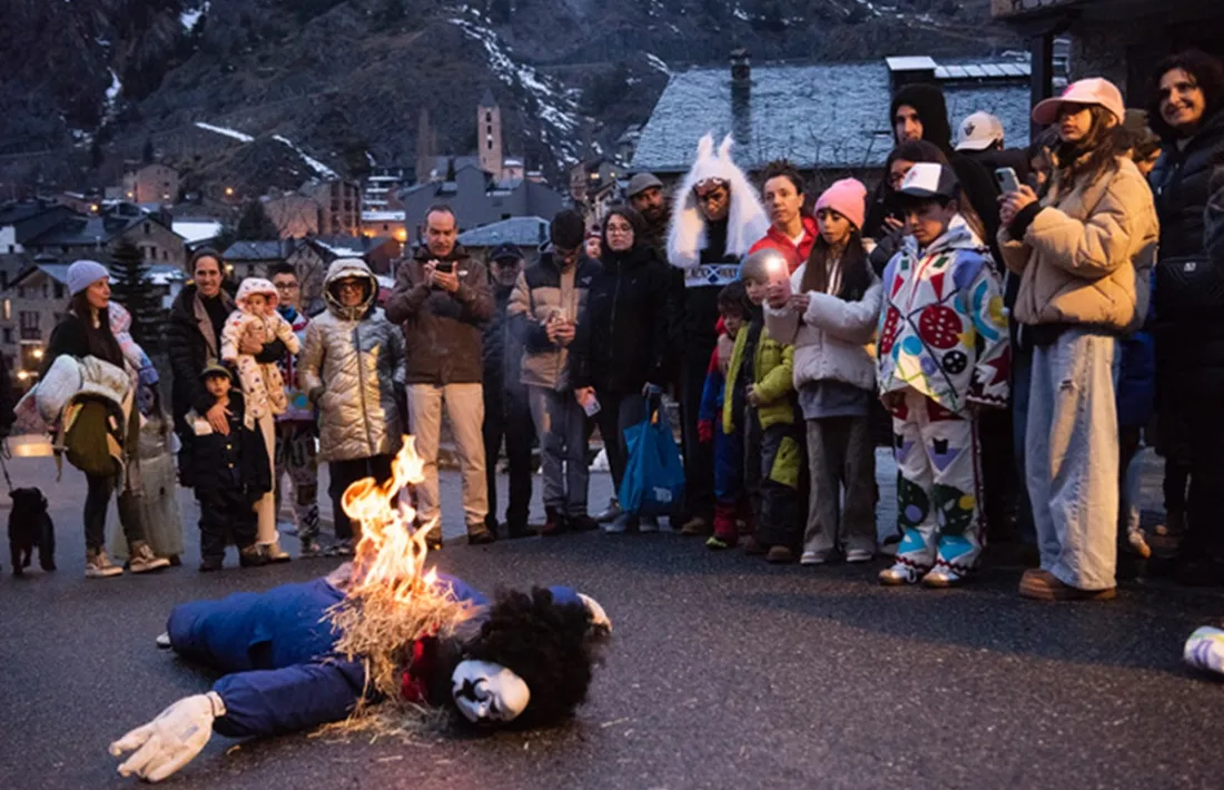Un moment de la crema del carnestoltes a Canillo.