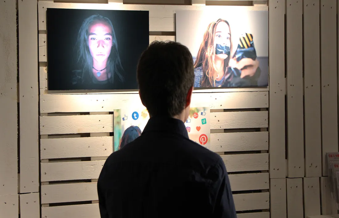 Es presenta l’exposició ‘Ús i @bús’ sobre la crítica als canvis quotidians provocats per l’adicció a les xarxes 