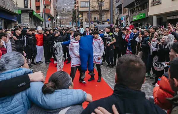 p. 4 foto central carnaval encamp