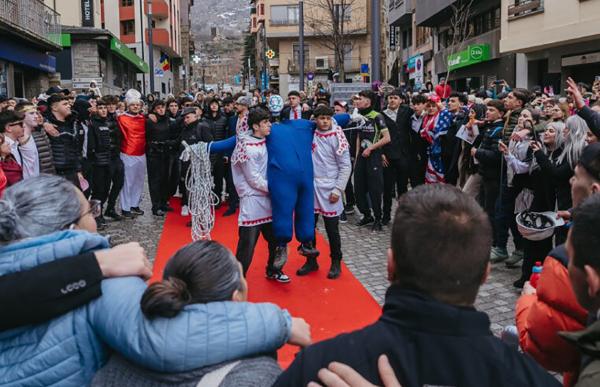 p. 4 foto central carnaval encamp