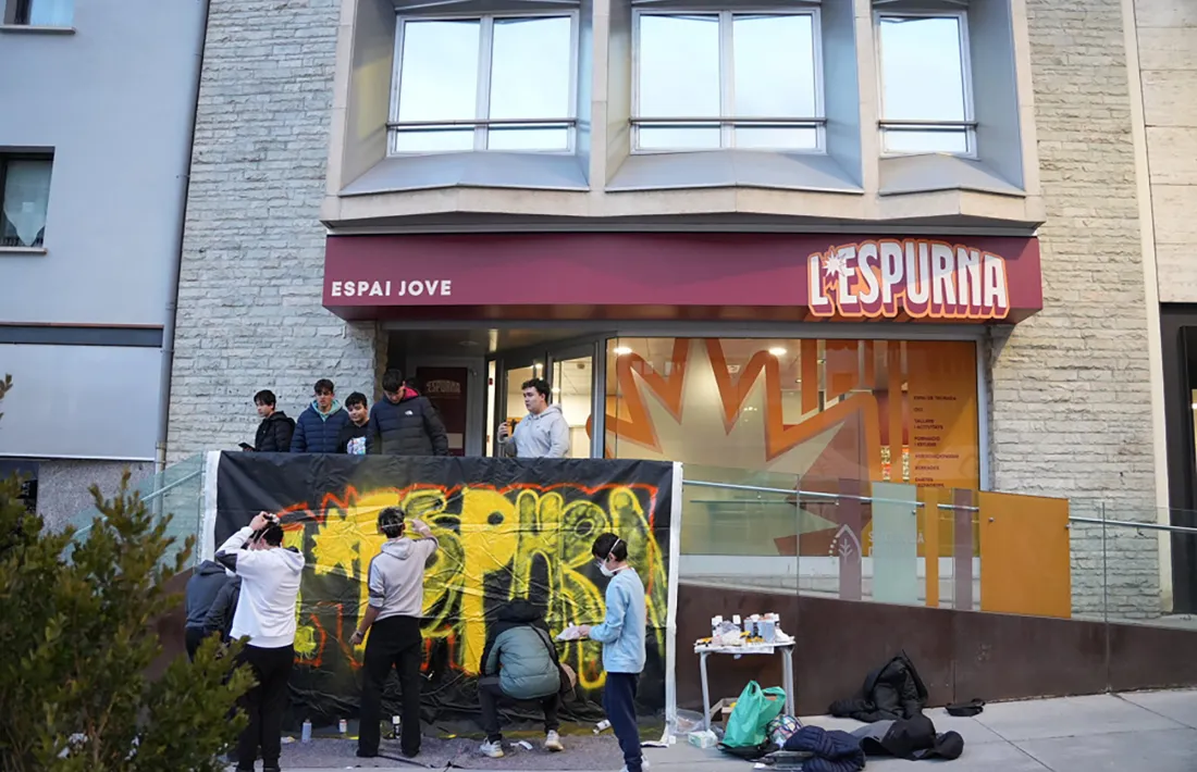 Quatre joves pinten un grafiti en les activitats d'ahir a l'Espurna.