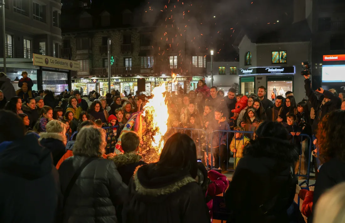 Moment de la crema del Rei Carnestoltes a la plaça Coprínceps d'Escaldes.